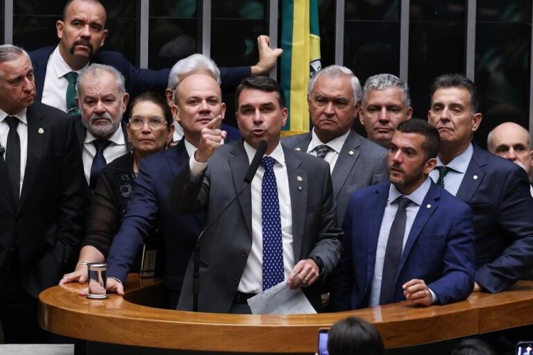 Flávio Bolsonaro se manifesta sobre CPMI do Banco Master e admite ocultação de relação com Vorcaro