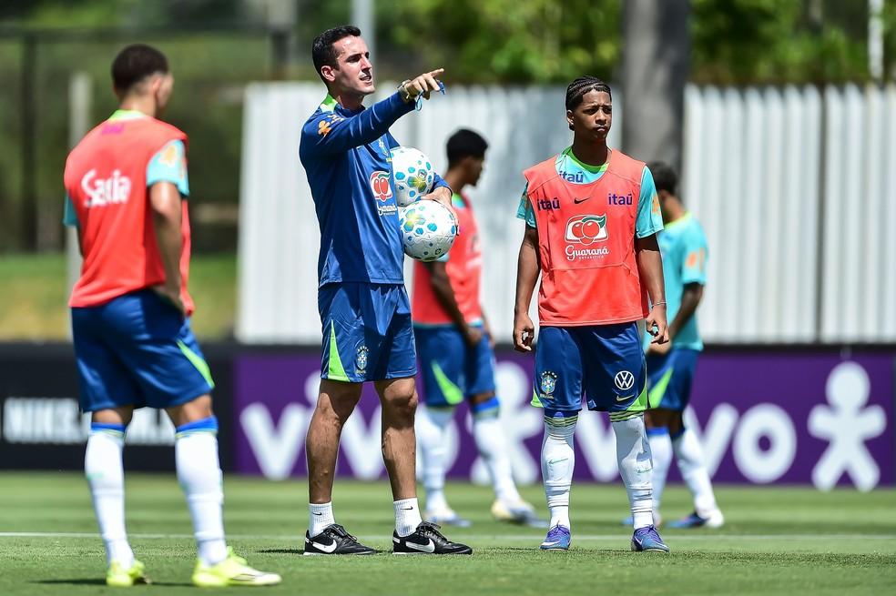 Técnico Paulo Victor em treino da seleção brasileira sub-20