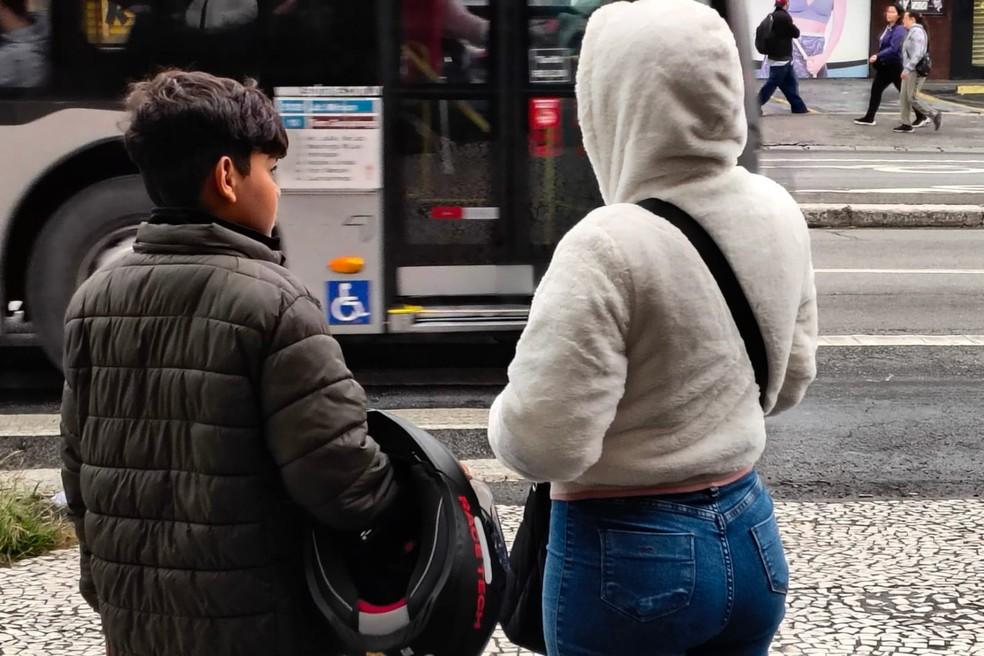 Pessoas se protegem do frio no bairro Marajoara, em São Paulo.