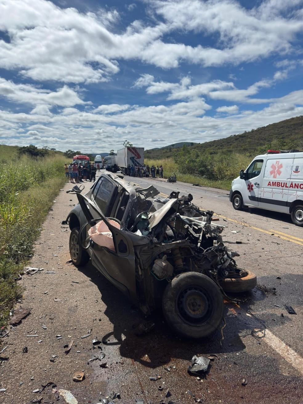 Colisão entre carro e carreta deixa um morto na BR 116