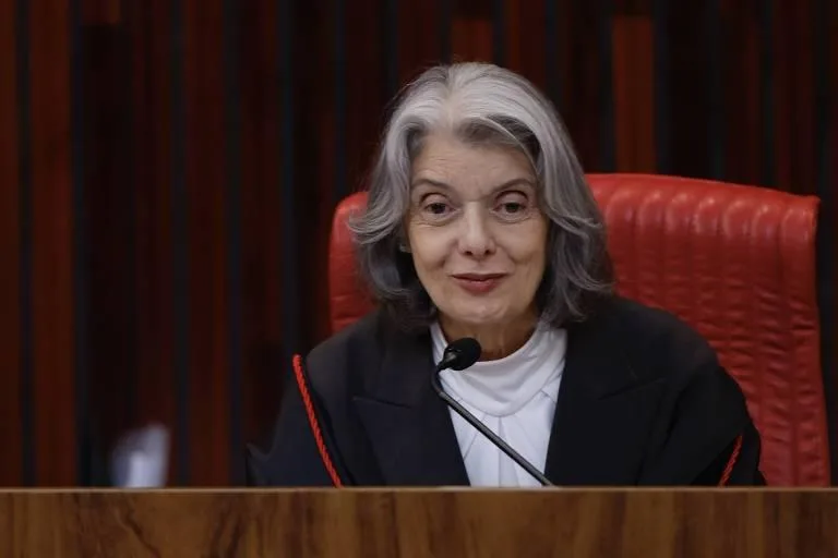 Ministra Cármen Lúcia encerra sua gestão no TSE com apelo por igualdade e críticas à violência contra mulheres