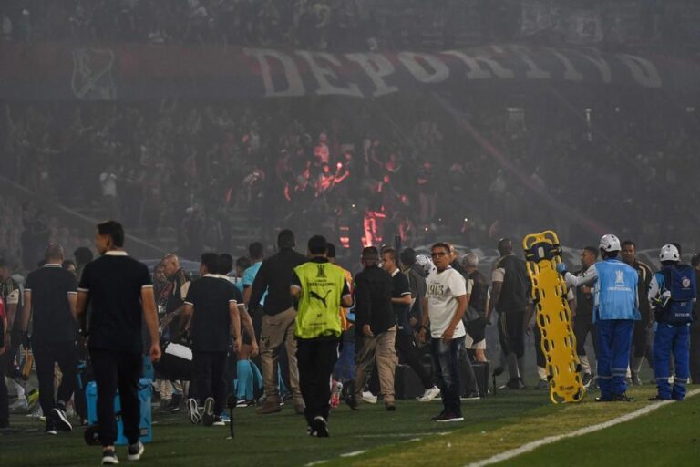 Protestos em Medellín resultam no cancelamento da partida entre Flamengo e Independiente
