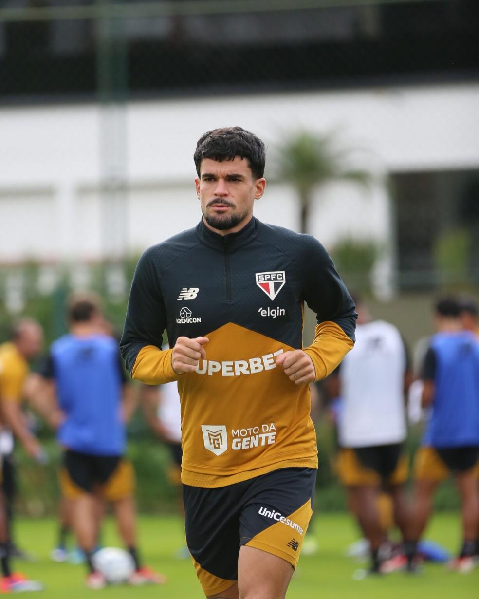 Cauly durante treinamento do São Paulo