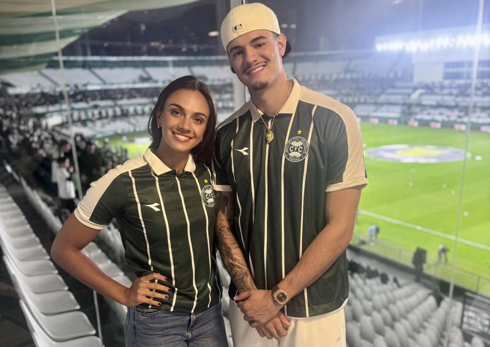 Júlia Lawrenz e Gui Santos no jogo Coritiba x Bahia
