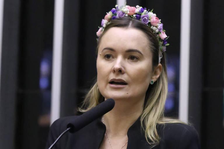 Deputada Júlia Zanatta falando em microfone