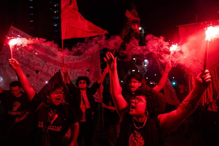 Grupo de manifestantes na USP