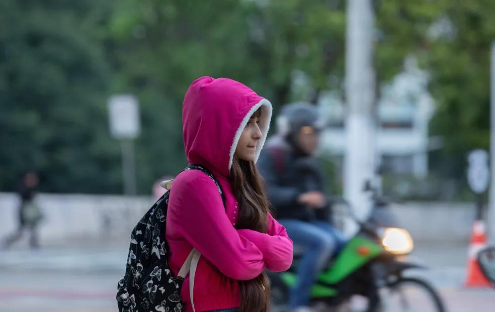 Pedestres enfrenta manhã de frio em São Paulo