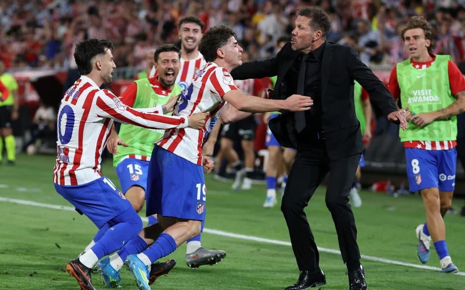 Diego Simeone comemora gol com jogadores do Atlético de Madrid