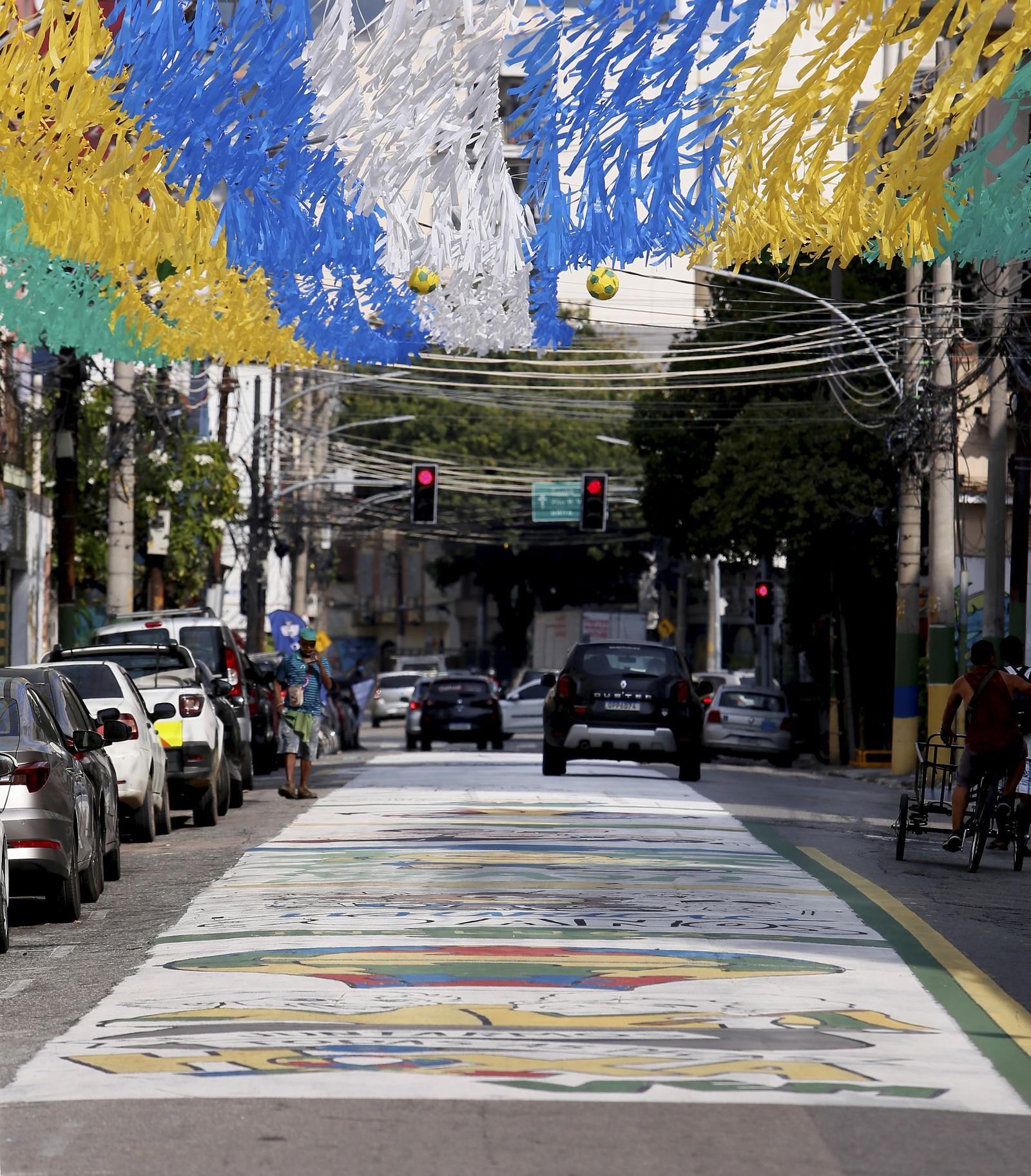 Rua Pereira Nunes enfeitada para a Copa do Mundo de 2026
