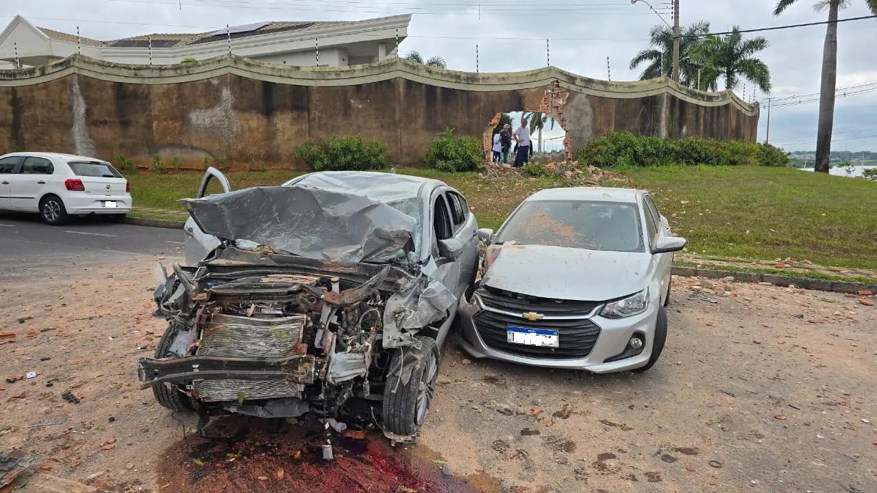 Carro atravessando muro de condomínio