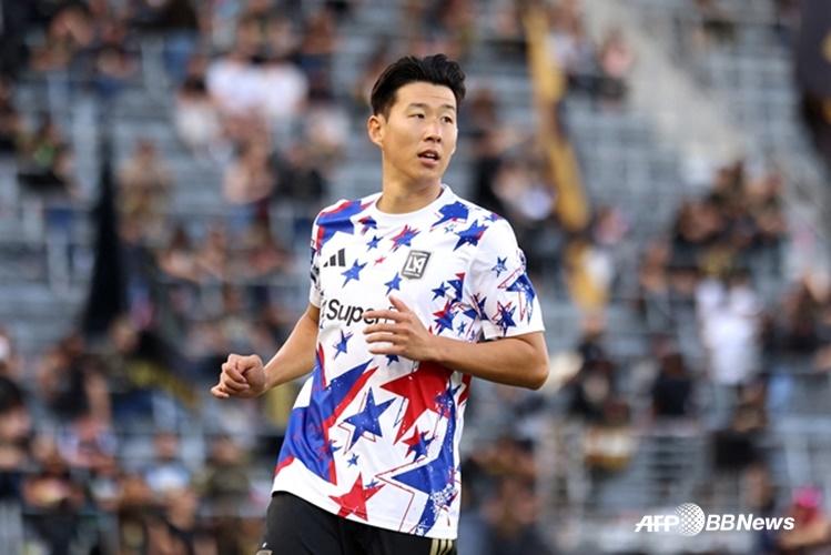 Son Heung-min se aquecendo antes do jogo