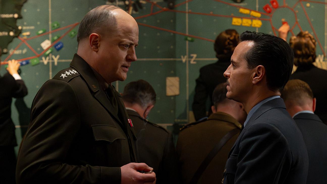 Brendan Fraser como General Dwight D. Eisenhower e Andrew Scott como Capitão James Stagg no filme Pressure.