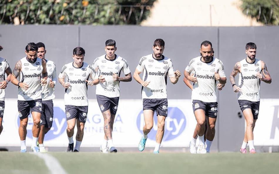Elenco do Santos treina no CT Rei Pelé.