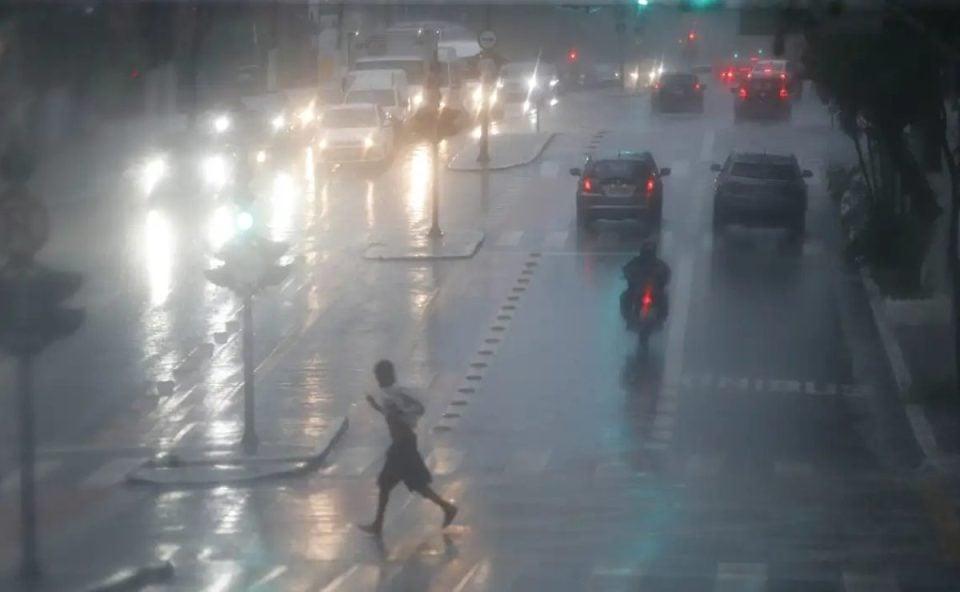 Pessoas andando na chuva para ilustrar alerta amarelo de chuvas intensas em Curitiba