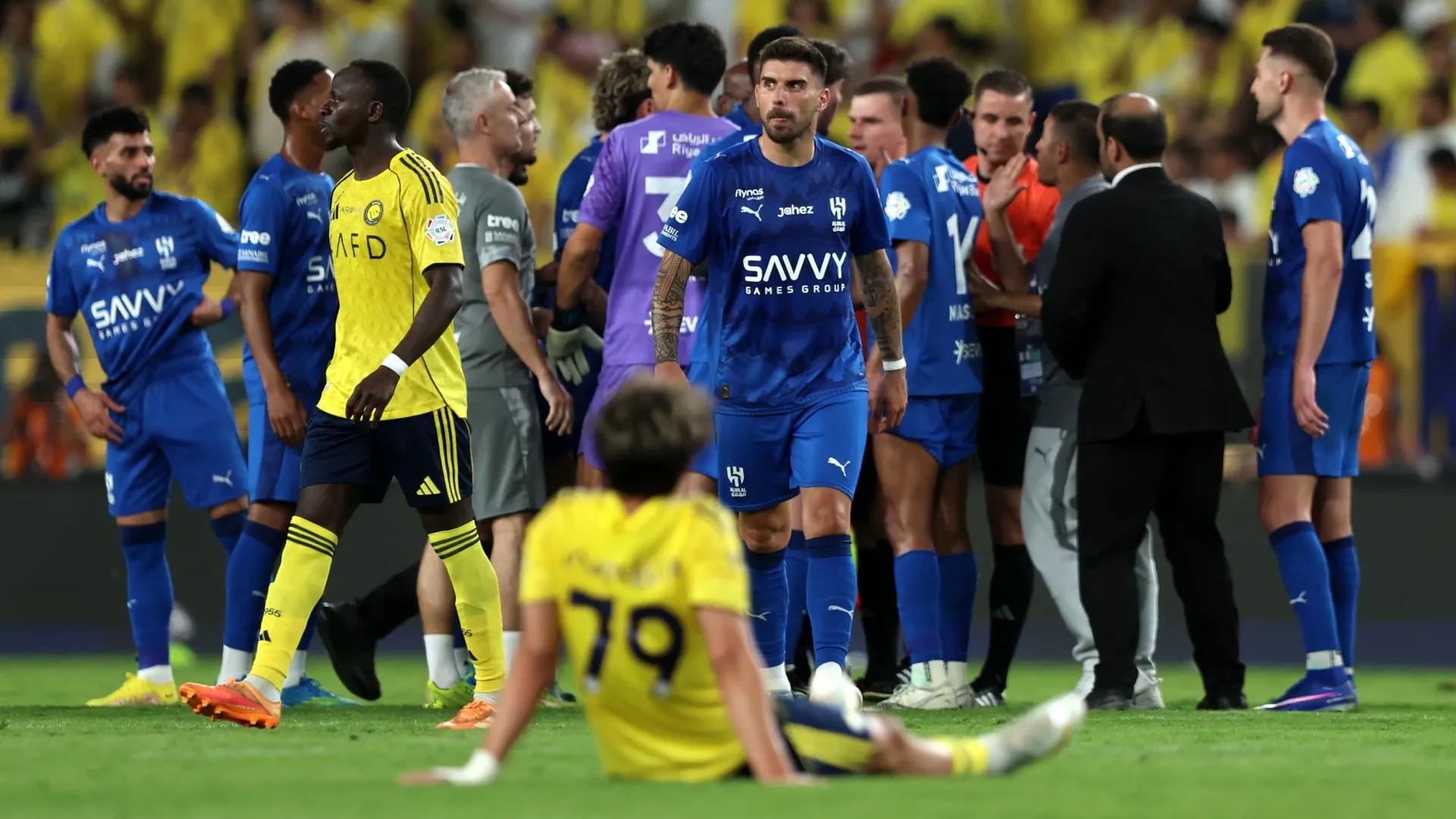 Ruben Neves observando após o jogo entre Al Nassr e Al Hilal.