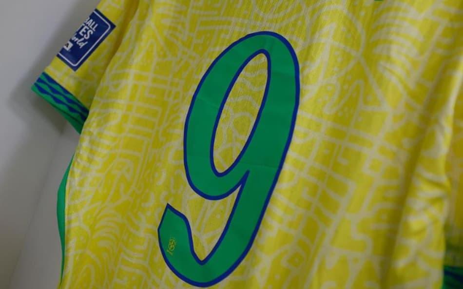 Camisa 9 de Endrick no vestiário da Seleção antes de Paraguai x Brasil