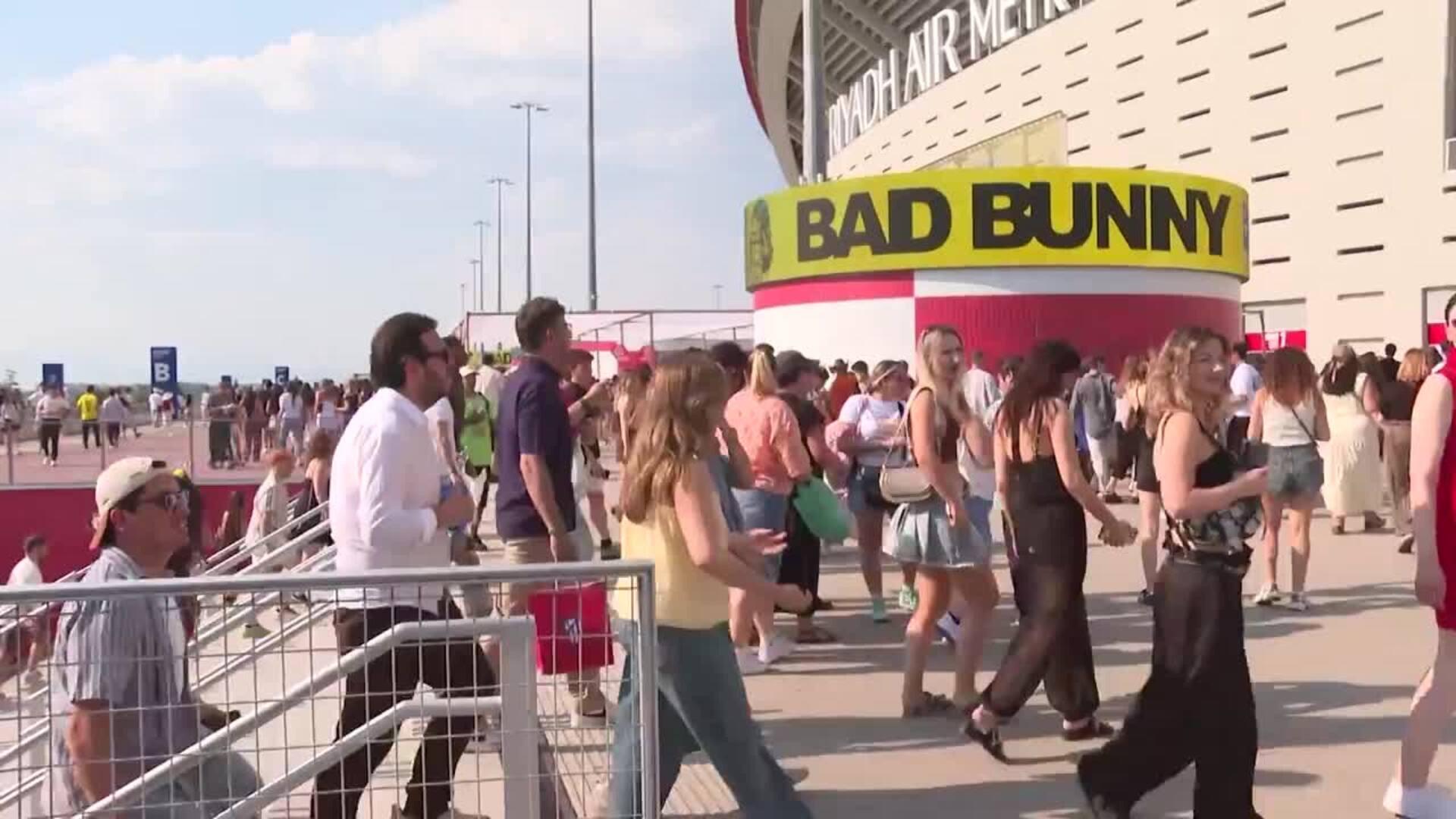 Fãs de Bad Bunny na gira Debí Tirar Mais Fotos
