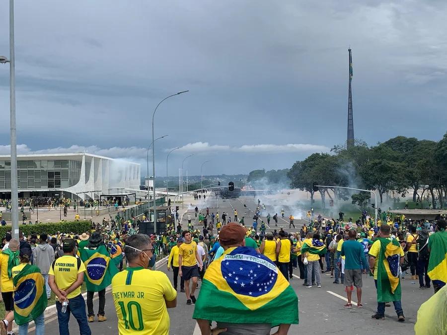imagem colorida de atos antidemocráticos de 8 de janeiro.