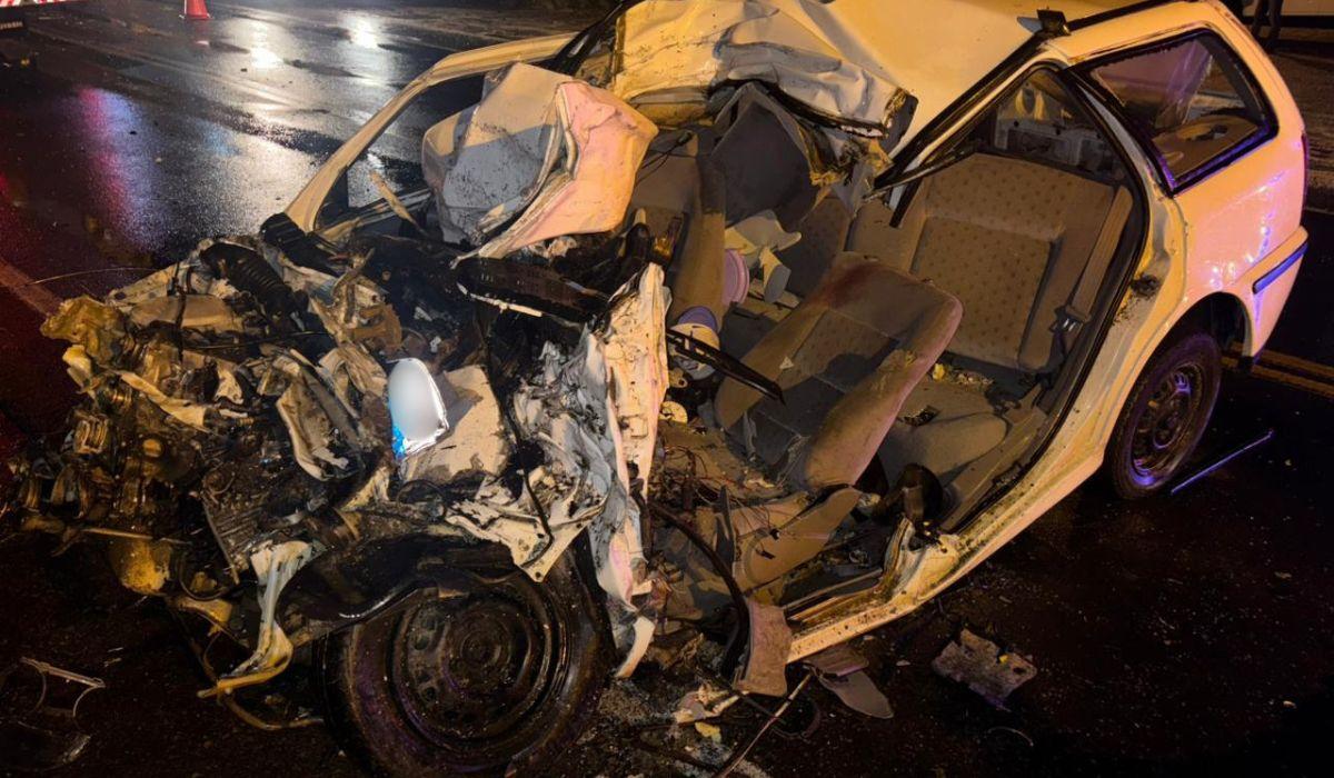 Carro fica irreconhecível após acidente fatal em rodovia de SC