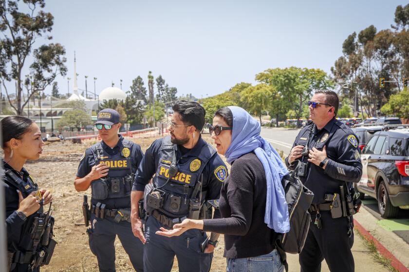 Policiais entrevistam testemunha próximo ao Centro Islâmico em San Diego.