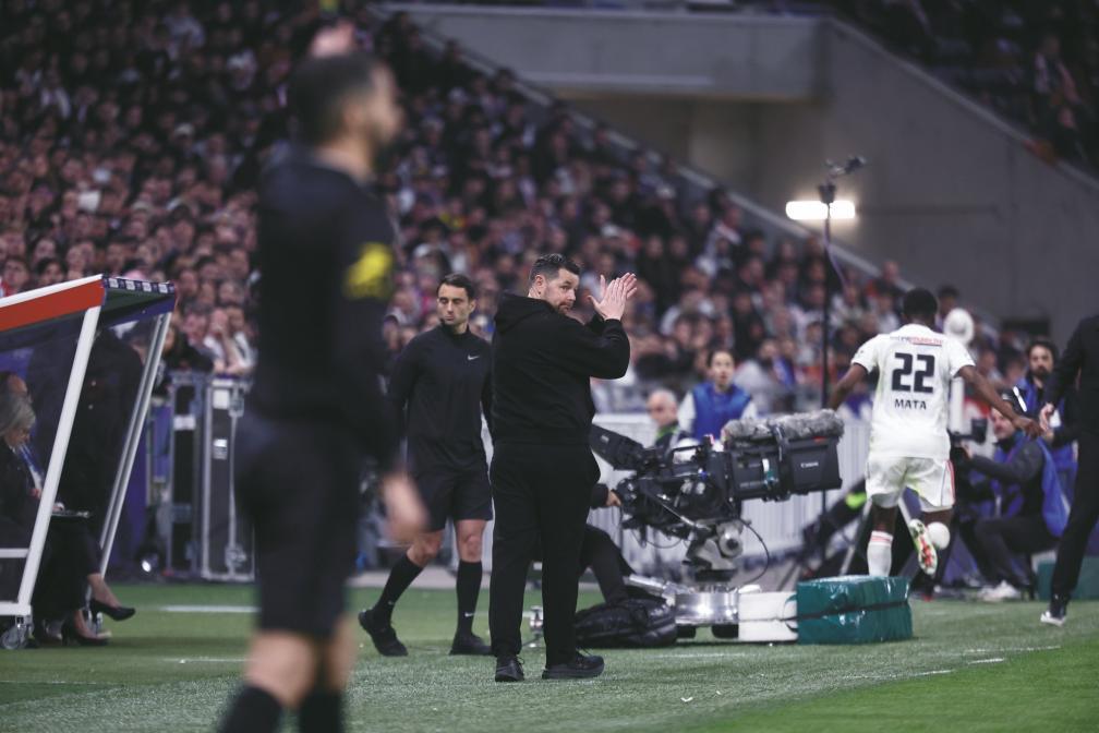 Pierre Sage motivando seus jogadores antes da sessão de pênaltis