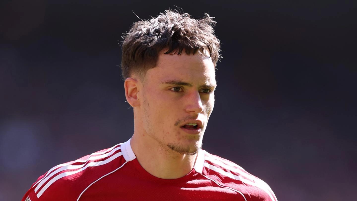 Arne Slot explica ausência de Florian Wirtz contra Chelsea
