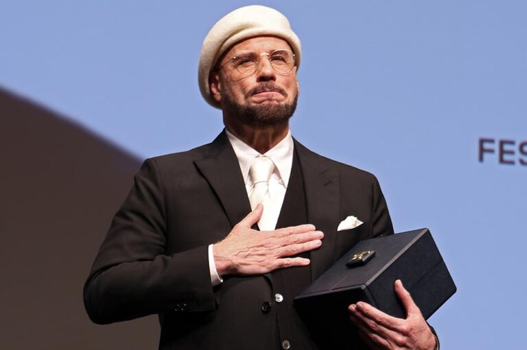 John Travolta Recebe Honorário Palme d’Or no Festival de Cannes em Momento Emocionante