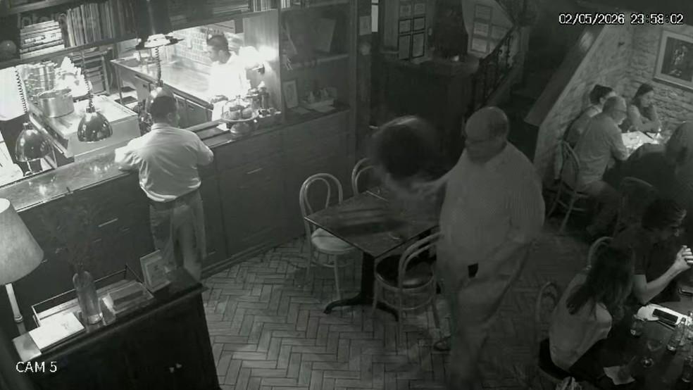 Ed Motta arremessa cadeira em restaurante