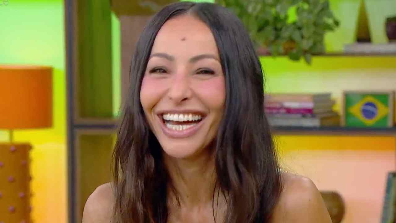 Sabrina Sato sorrindo no Mais Você
