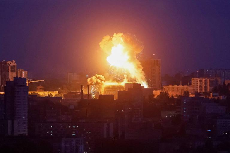 Grande explosão ilumina o céu noturno sobre Kyiv com nuvem de fogo e fumaça