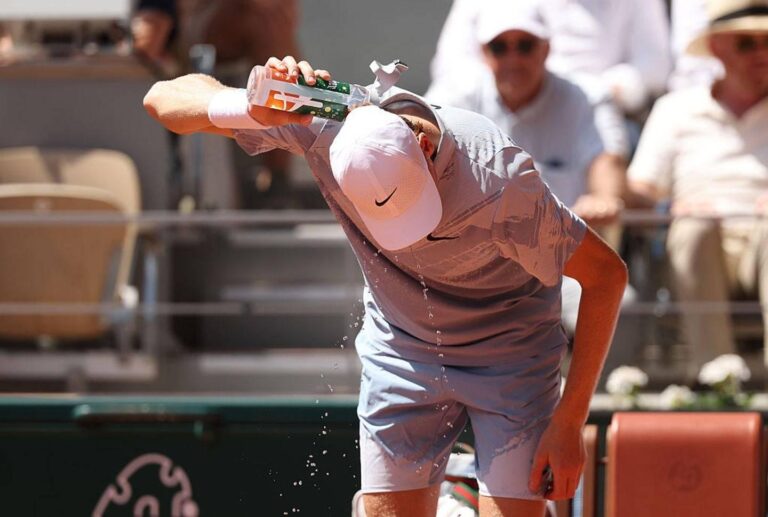 Jannik Sinner Enfrenta Calor Intenso e Desafios no French Open 2026