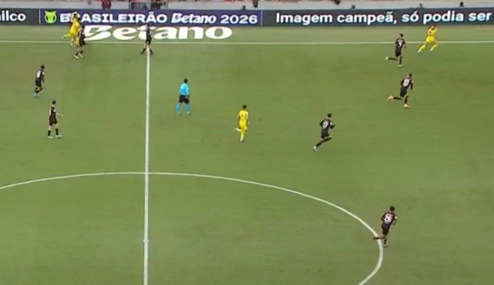 Momento da cobrança de lateral de Reinaldo, do Mirassol, que gerou a marcação errada de impedimento