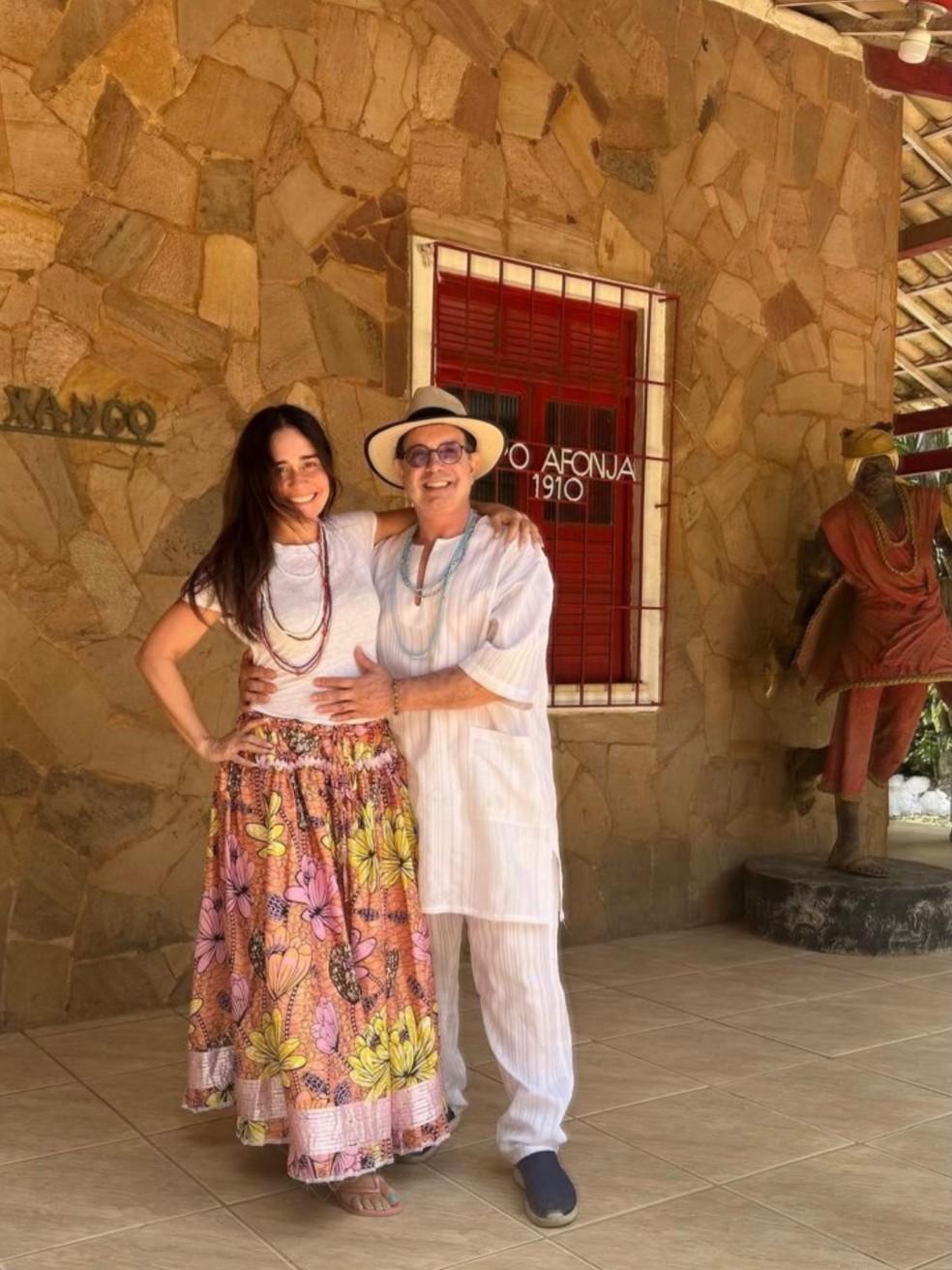 Alessandra Negrini com o pai de santo Paulo de Oliveira