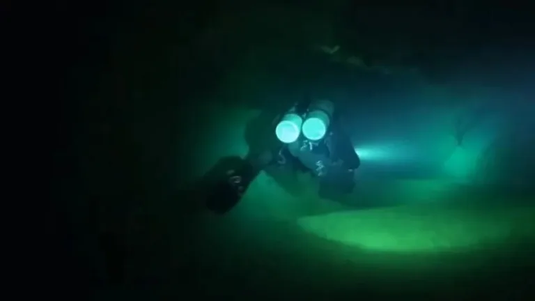Tragédia nas Maldivas: Vídeo revela interior da caverna onde cinco italianos morreram durante mergulho