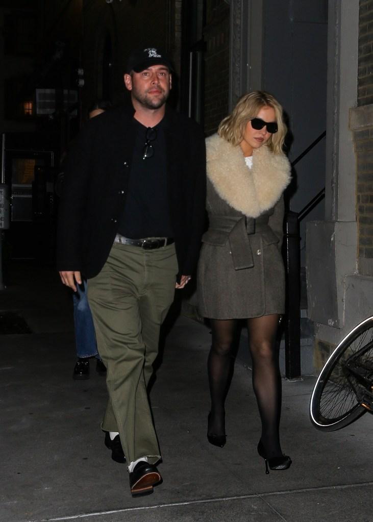 Sydney Sweeney e Scooter Braun saindo de um restaurante em Nova York