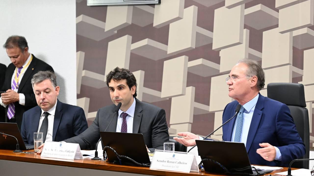 Galípolo e Renan Calheiros debatem em sessão da CAE.