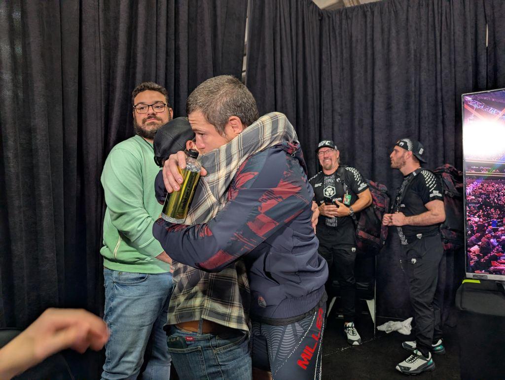 Jim Miller abraça seu filho Wyatt após vencer no UFC 328
