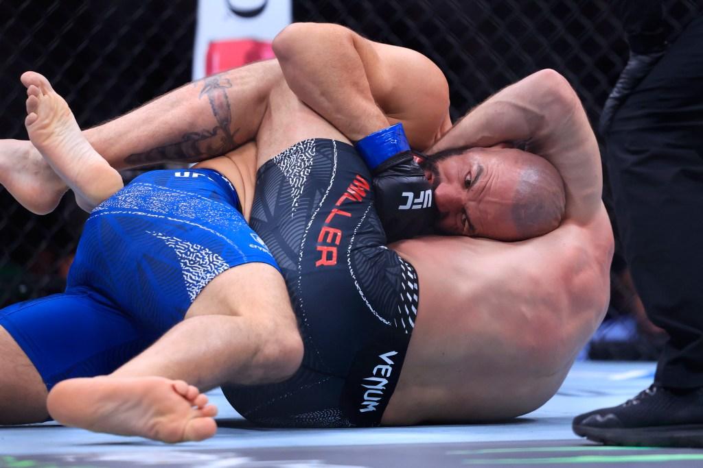 Jim Miller aplica guilhotina em Jared Gordon durante UFC 328
