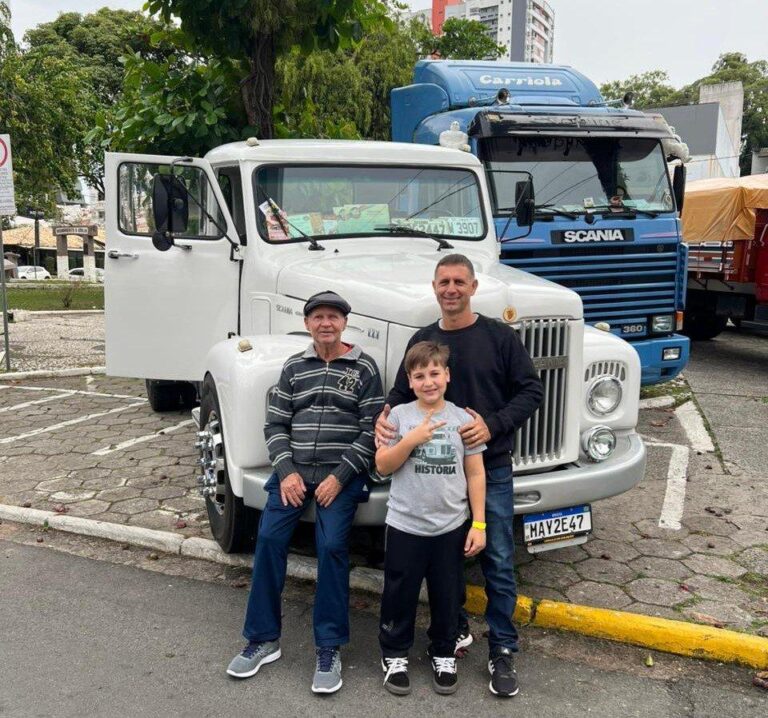 Feira de Carros Antigos em Tubarão Atrai Famílias e Apaixonados por Veículos