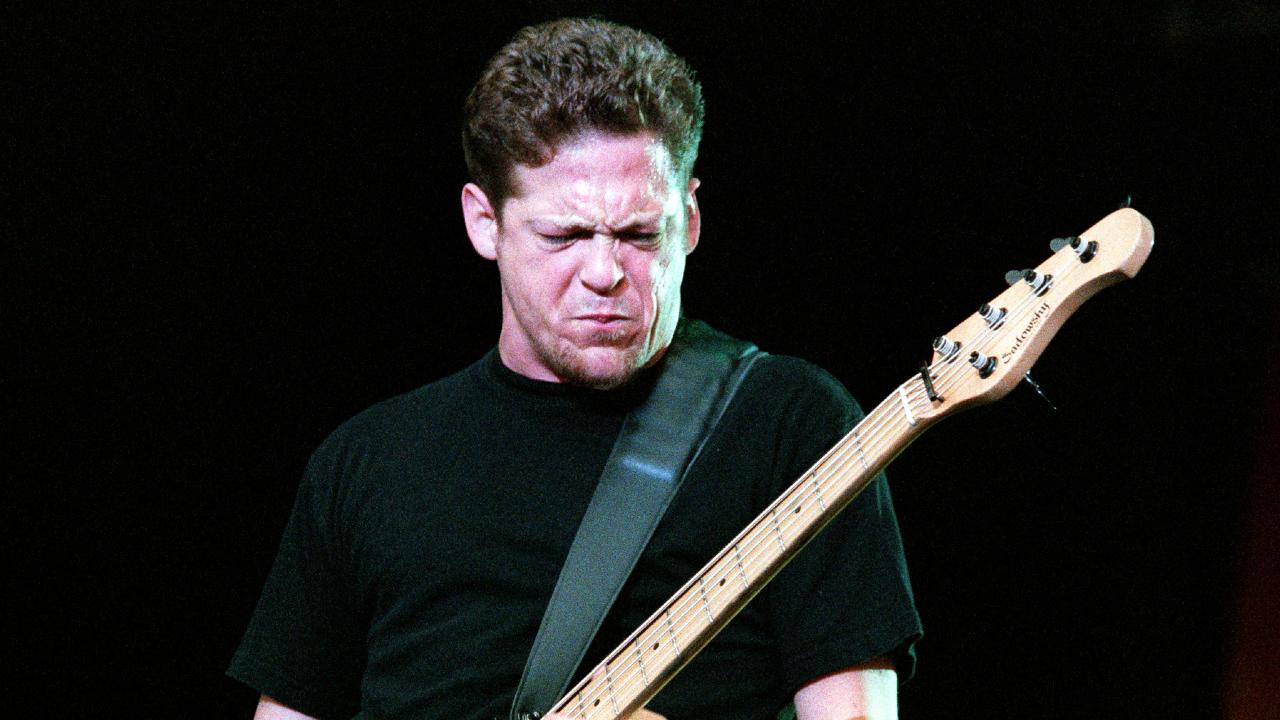 Jason Newsted performando com Metallica em 1999