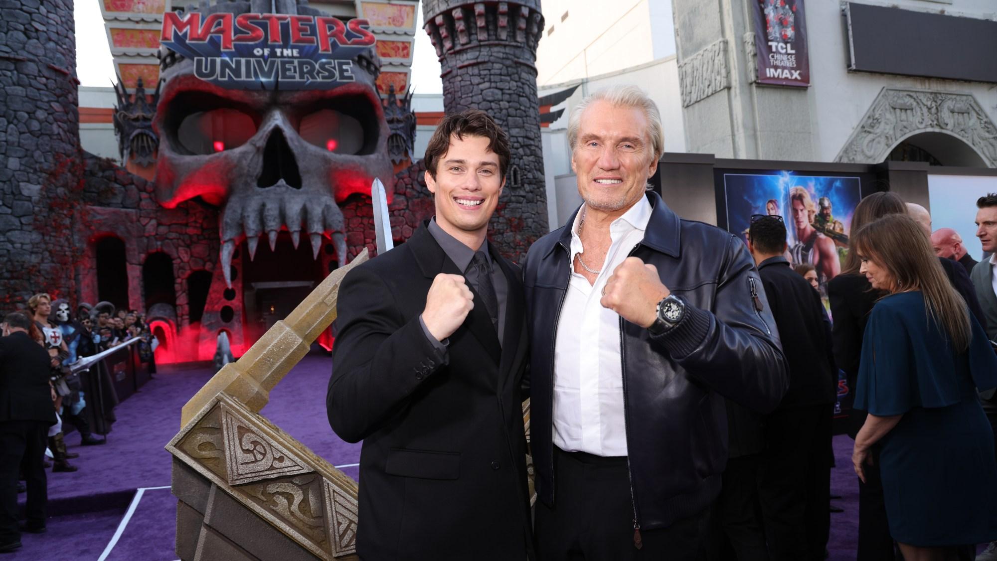 Nicholas Galitzine e Dolph Lundgren na estreia de 'Masters of the Universe' no TCL Chinese Theatre em Hollywood.