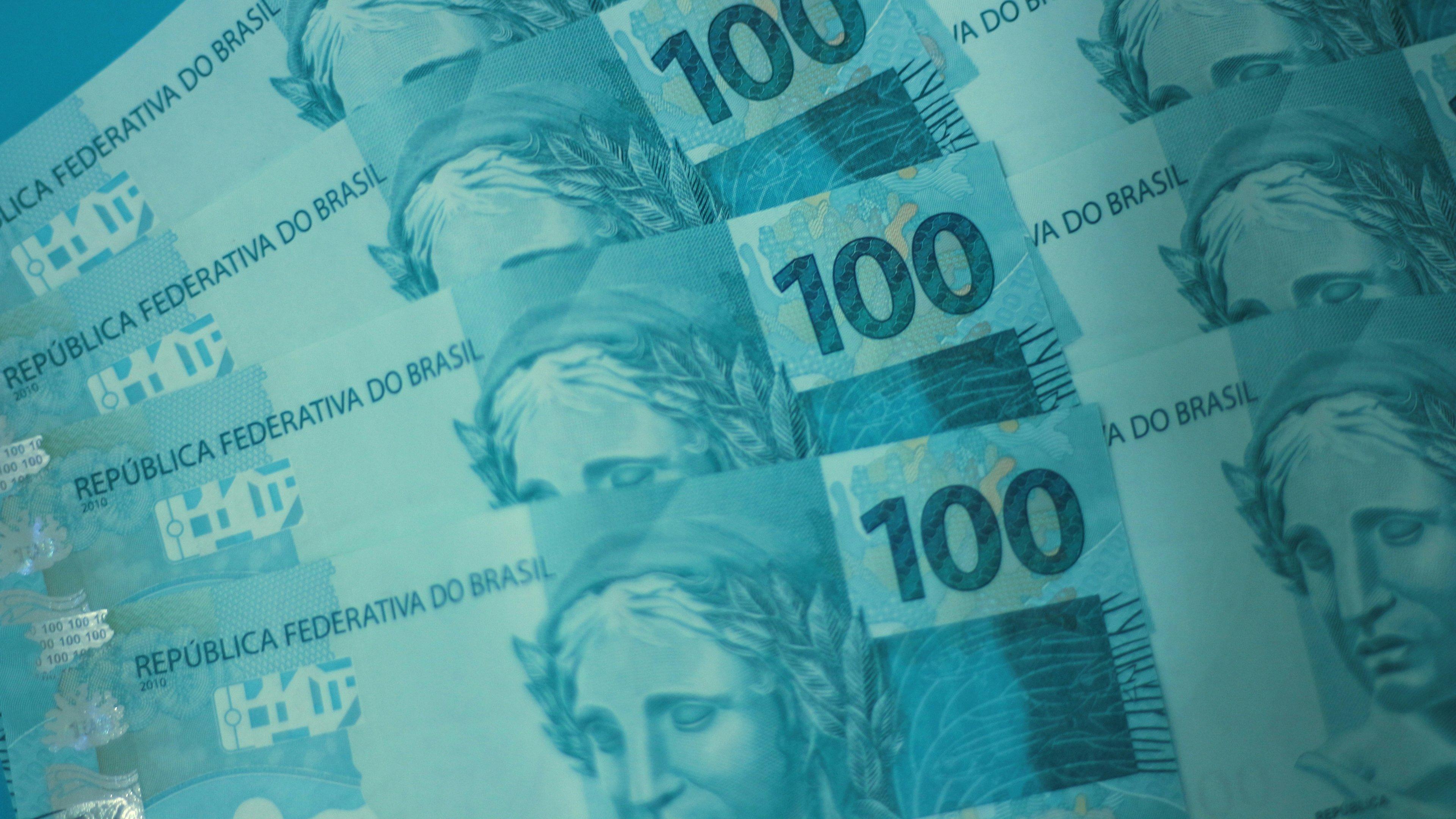 Restituição do IR 2026: quitar dívidas ou investir? Saiba o que vale mais a pena.
