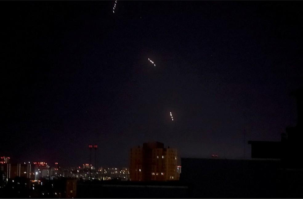 Mísseis russos sobrevoando Kiev durante o ataque