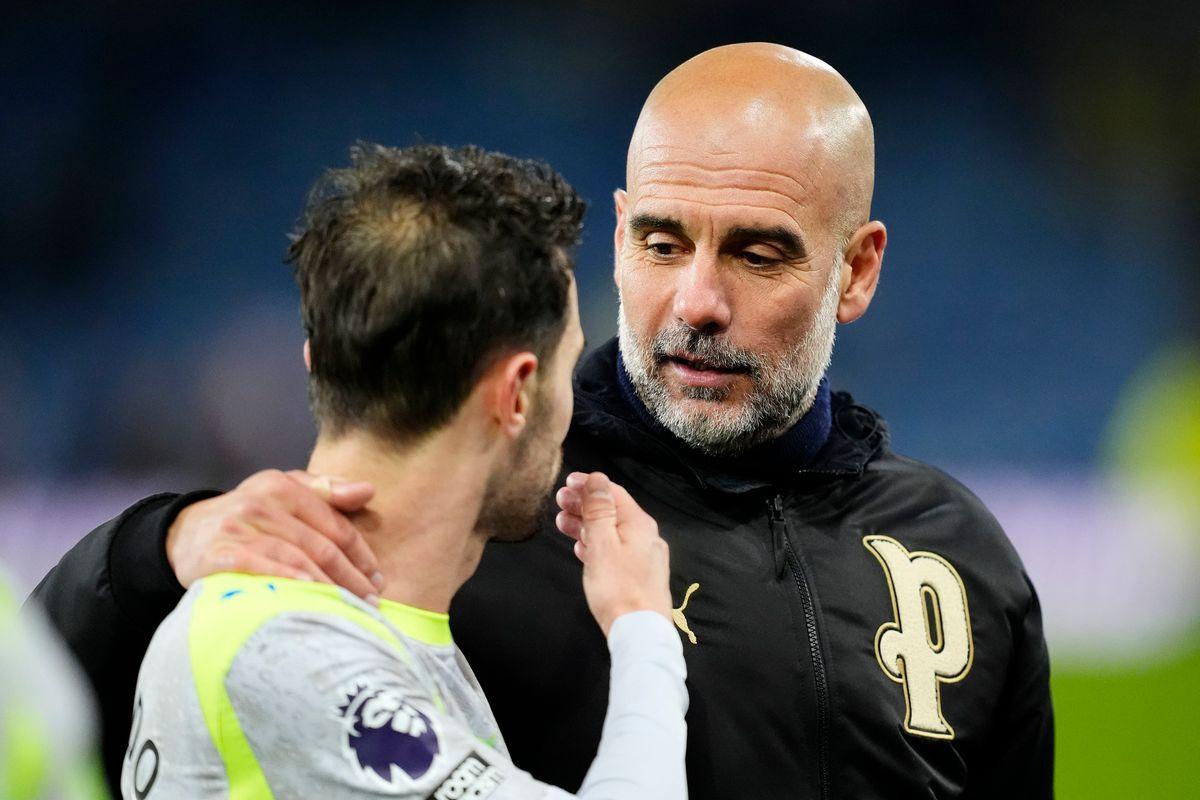 Bernardo Silva e Pep Guardiola após partida na Premier League