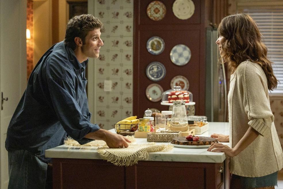 Pedro (Chay Suede) e Bruna (Nanda Marques) na novela Quem Ama Cuida