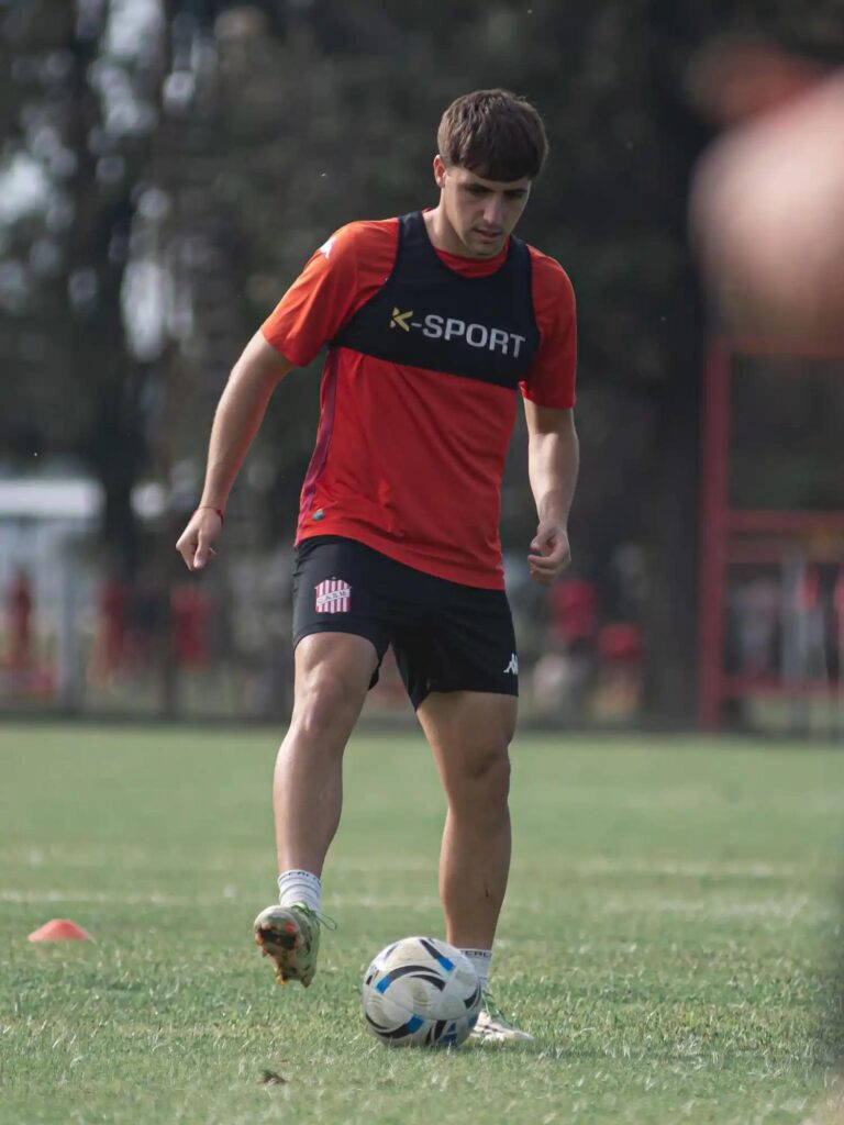 Lucas Arfaras é Destaque na Copa Argentina: Em Busca de um Lugar no Time
