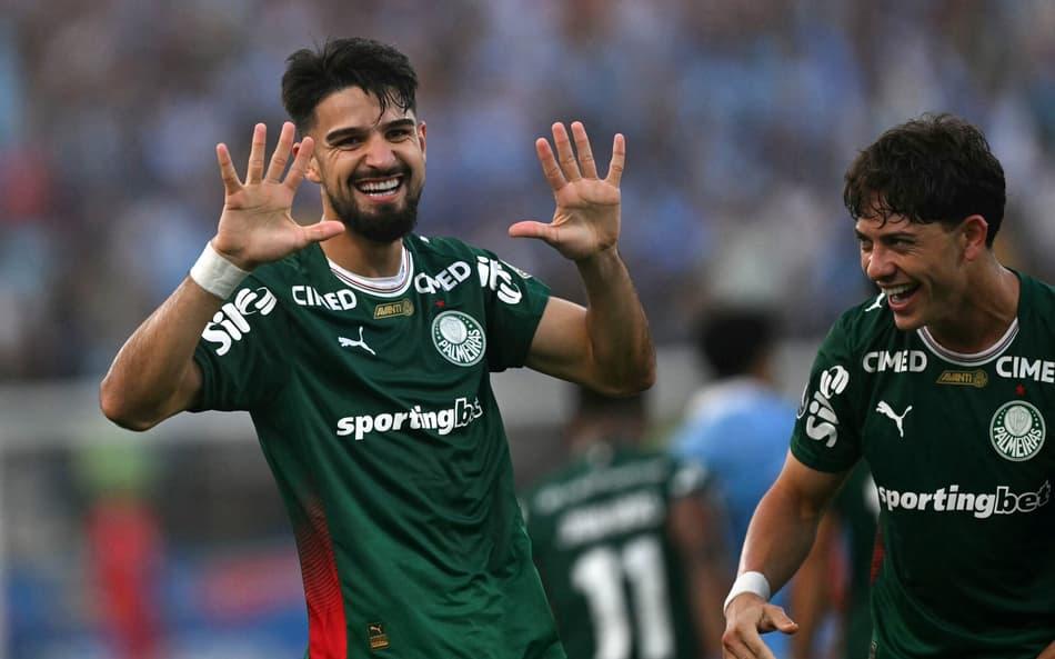 Flaco López comemora gol contra o Sporting Cristal