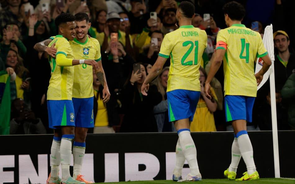 Estêvão comemora gol com Bruno Guimarães em Brasil x Senegal