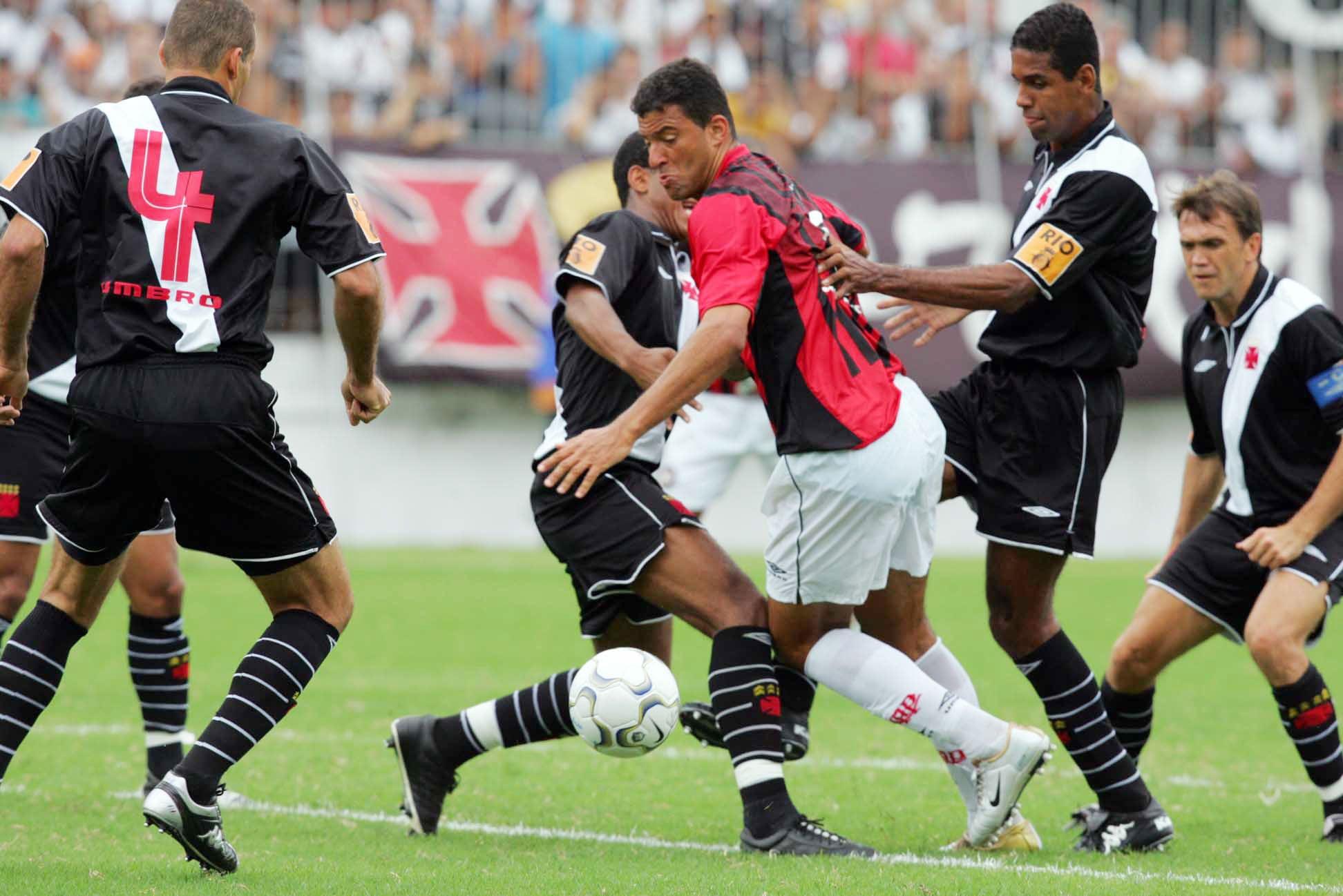 Lance da partida entre Vasco e Athletico, válida pelo Campeonato Brasileiro de 2004, no Estádio de São Januário.