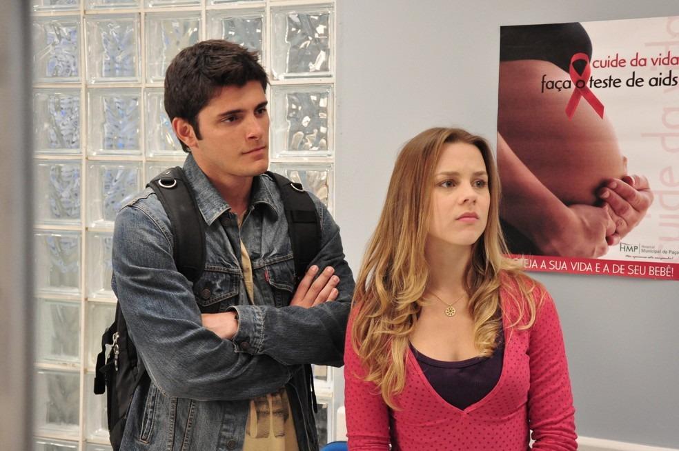 Pedro (Bruno Gissoni) e Catarina (Daniela Carvalho) em Malhação 2010